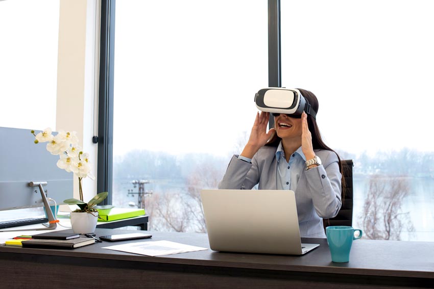 Unreal Engine para arquitectura, mujer en oficina con gafas de VR