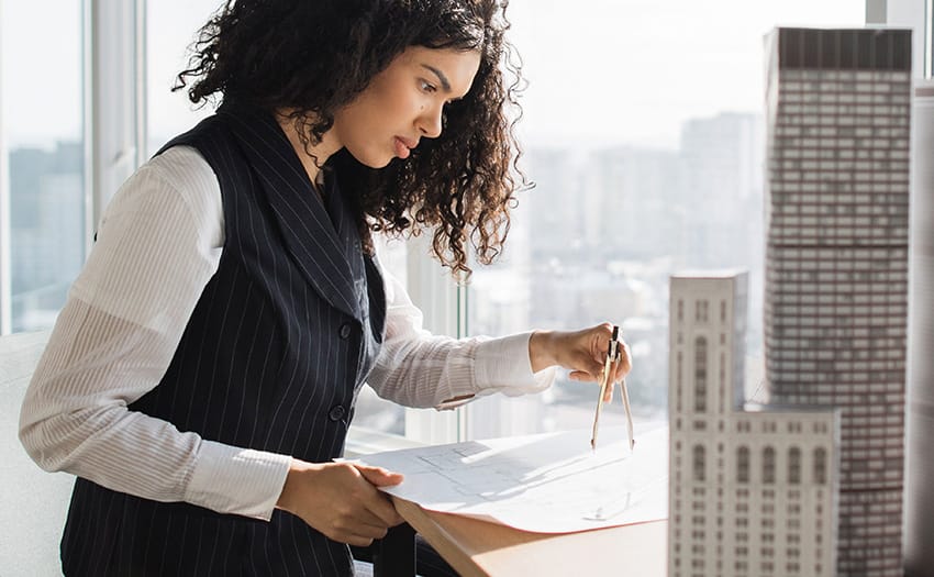 Casos de éxito del Máster BIM Manager: 3 alumnos, 3 caminos profesionales diferentes 1 Chica estudiando BIM gracias a los casos de éxito Máster BIM Manager