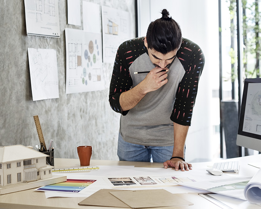 ¿Merece la pena aprender IA siendo arquitecto freelance? 1 Arquitecto freelance pensando si Merece la pena aprender IA siendo arquitecto freelance